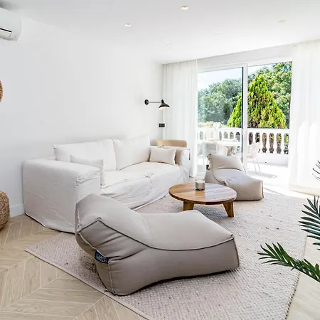 Fully Renovated Scandinavian Style 2 Bed In The Heart Of Puerto Banus *