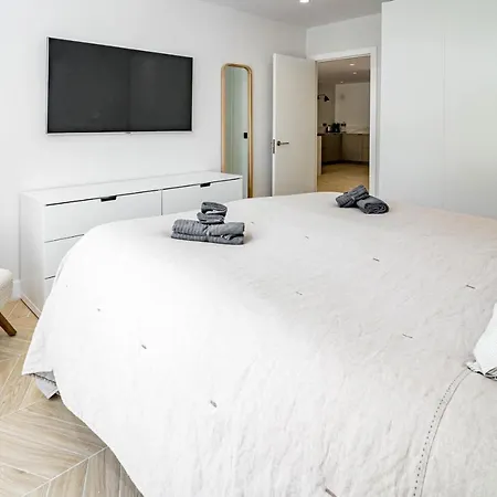 Fully Renovated Scandinavian Style 2 Bed In The Heart Of Puerto Banus * Marbella