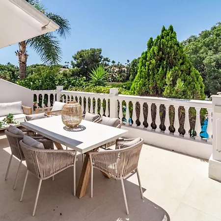 Сasa de vacaciones Fully Renovated Scandinavian Style 2 Bed In The Heart Of Puerto Banus Marbella